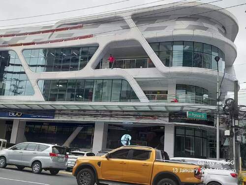 Ultime soluzioni aziendali su Trasformare un centro commerciale di Manila con rivestimenti iperbolici in alluminio PVDF a camaleonte