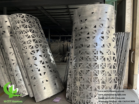 Pannello di rivestimento metallico a perforazione CNC per colonna con luce a LED con modello di taglio laser all'interno