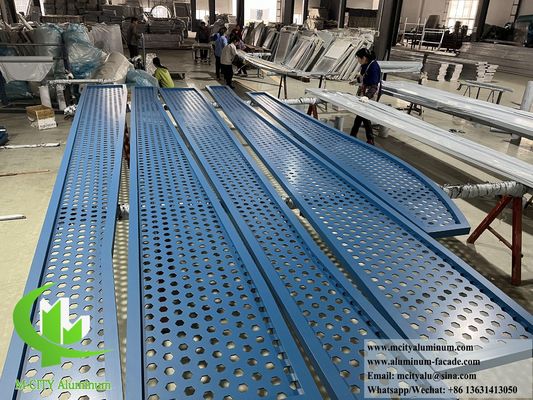 Prezzo buono Schermo in alluminio con pinne metalliche a foglio perforate per decorazioni di facciata in linea