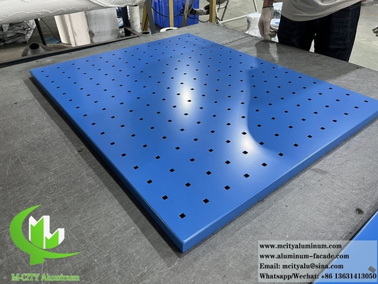 Pannello di rivestimento di pareti di alluminio massiccio esterno con modello perforato colore blu PVDF