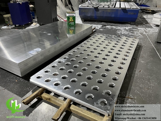 Pannello di rivestimento metallico a perforazione CNC per colonna con luce a LED con modello di taglio laser all'interno