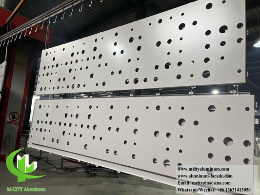 Dispositivi per il taglio CNC di pannelli di alluminio per schermo metallico per sistemi di facciata di edifici