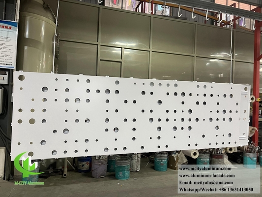 Dispositivi per il taglio CNC di pannelli di alluminio per schermo metallico per sistemi di facciata di edifici