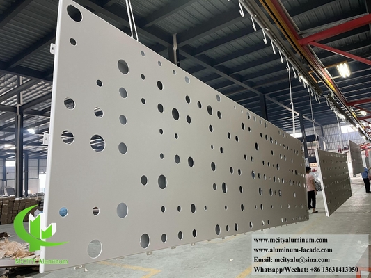 Dispositivi per il taglio CNC di pannelli di alluminio per schermo metallico per sistemi di facciata di edifici