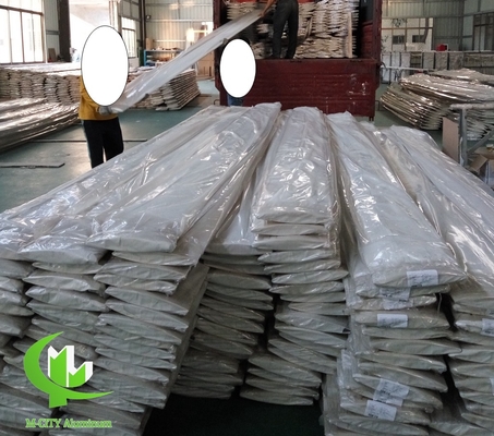 Fornitore di lamine in alluminio in Cina con finitura rivestita in polvere a forma ovale Sistema aerofoil larghezza 300 mm colore di grano di legno