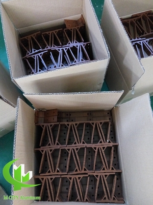 Fornitore di lamine in alluminio in Cina con finitura rivestita in polvere a forma ovale Sistema aerofoil larghezza 300 mm colore di grano di legno
