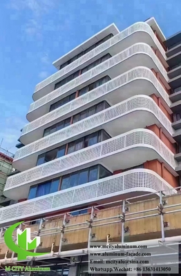 Sistema di facciate perforate in lamiera di alluminio metallico