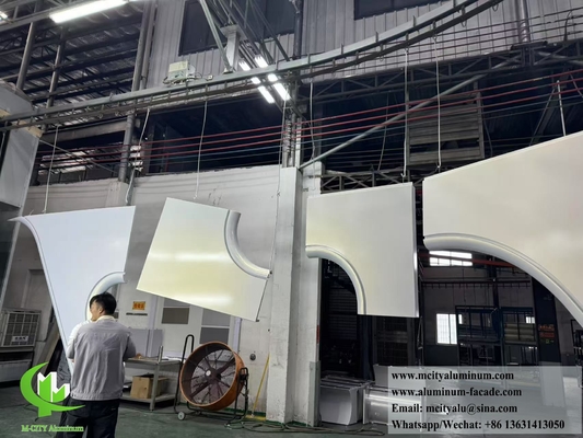 Fassate metalliche a doppia curvatura con rivestimento in alluminio massiccio iperbolico