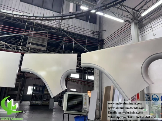 Fassate metalliche a doppia curvatura con rivestimento in alluminio massiccio iperbolico