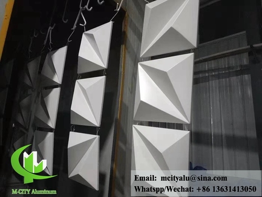Perforazione di pannelli di alluminio architettonici per rivestimenti di facciata
