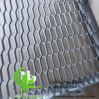 Perforazione di lamiere di alluminio a maglia per facciate di soffitto