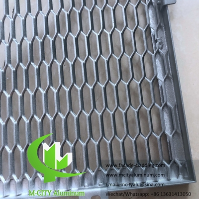 Perforazione di lamiere di alluminio a maglia per facciate di soffitto