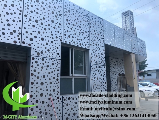 Fassate metalliche con fori rotondi perforati
