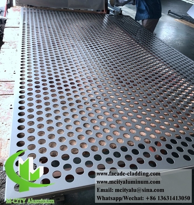 Fabbricazione a partire da legno di alluminio per rivestimenti esterni di facciate