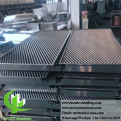 Fabbricazione a partire da legno di legno perforato CNC