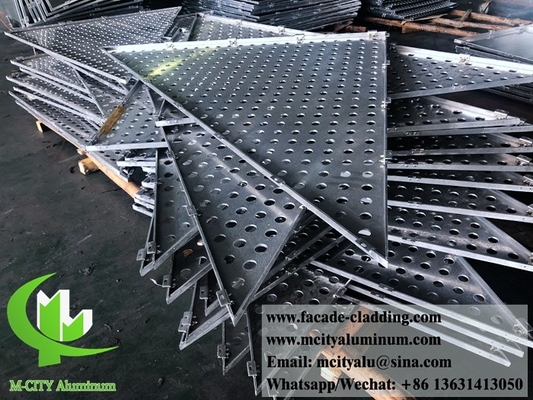 Fabbricazione a partire da legno di legno perforato CNC