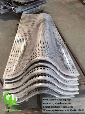 Forma 3D rivestimento metallo perforato facciate in alluminio buchi rotondi colore argento per la parete dell'edificio