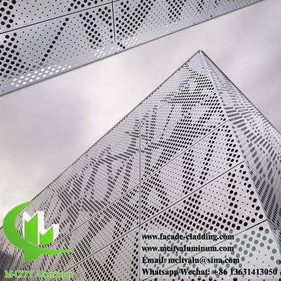 Perforazione di schermi metallici per pareti per decorazioni esterne di facciate metalliche