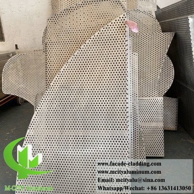 Sistema di facciate in alluminio con rivestimento metallico personalizzato con disegni decorativi a perforazione