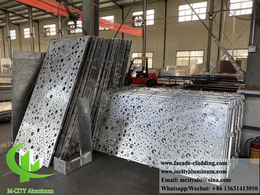 Sistema di facciate in alluminio con rivestimento metallico personalizzato con disegni decorativi a perforazione