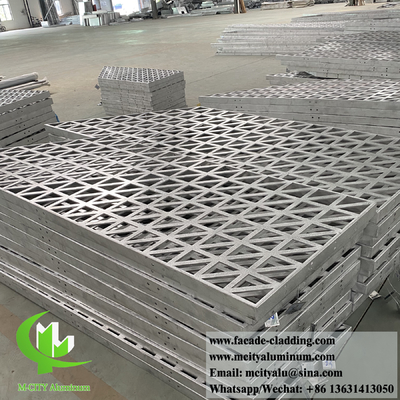 Sistema di facciate in alluminio con rivestimento metallico personalizzato con disegni decorativi a perforazione