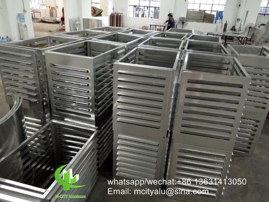 Prezzo buono Copertura per condizionatore d'aria in alluminio verniciato a polvere da 2,5 mm di spessore con motivi personalizzati per la decorazione della facciata in linea