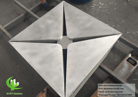 Prezzo buono Pannelli di rivestimento metallico 3D rivestiti in polvere con dimensioni personalizzabili e disegno perforato per la decorazione delle facciate in linea
